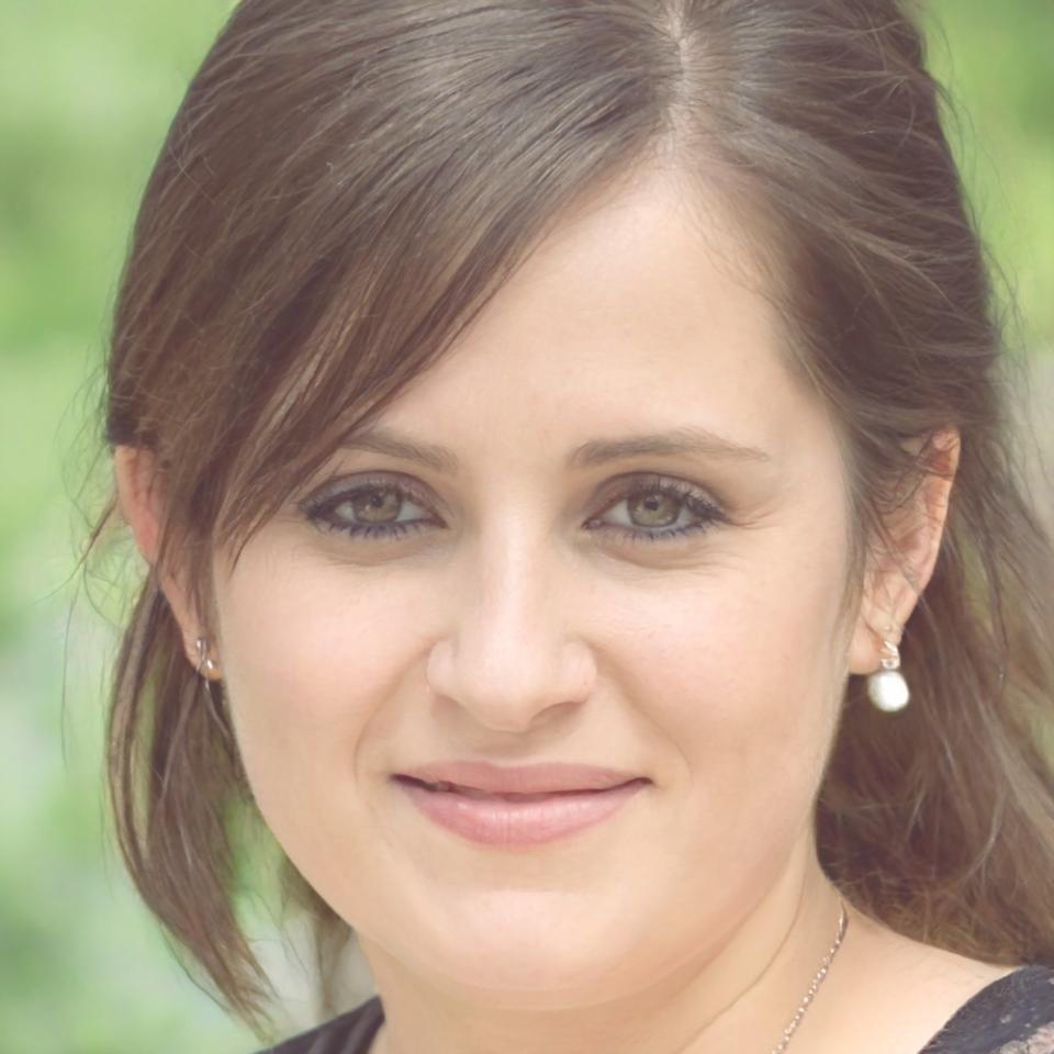 Retrato profesional de Marina Herrera, instructora de programación Python y diseño de gameplay