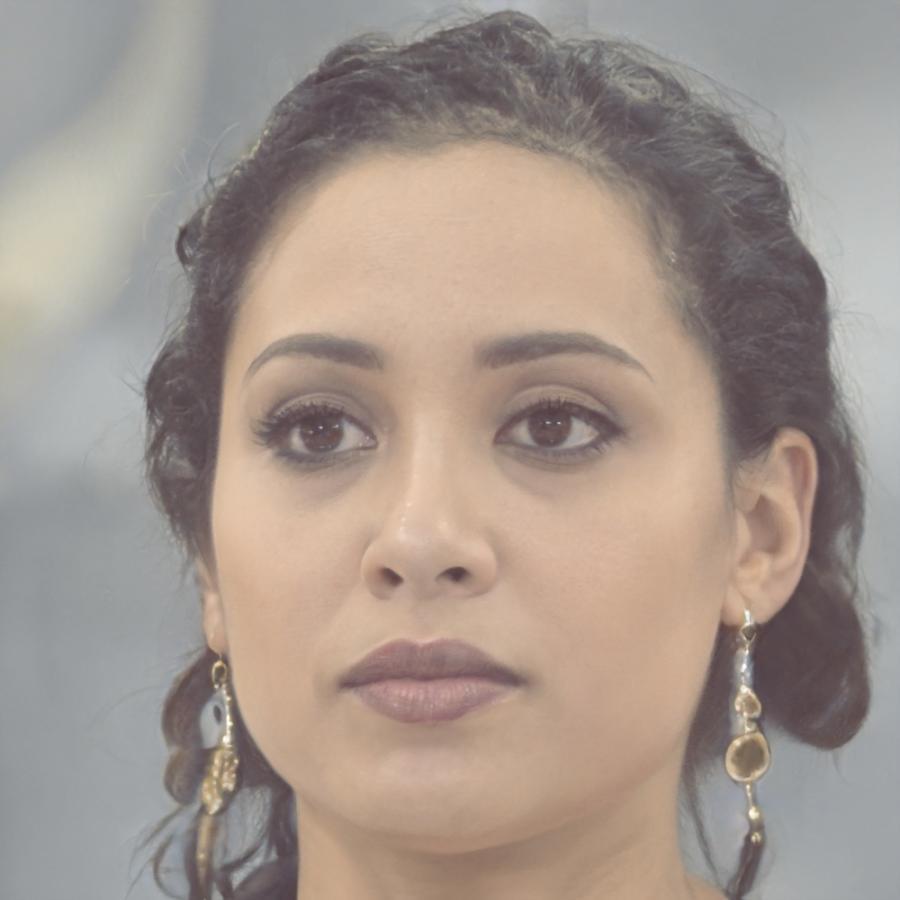 Retrato profesional de Alejandra Cruz, instructora de monetización y marketing para juegos móviles